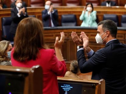 El presidente del Ejecutivo, Pedro Sánchez, recibe una ovación de la bancada socialista a su llegada a la sesión de control al Gobierno celebrada este miércoles en el Congreso tras la aprobación de los indultos a los líderes del 'procés'.