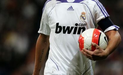 Publicidad de la empresa de apuestas &#039;bwin&#039; en una camiseta de un jugador del Real Madrid.