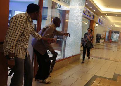 Una mujer huye de los terroristas en el centro Westgate en Nairobi, el pasado 21 de septiembre.