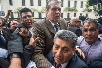 El expresidente peruano Alan García llega a la sede de la Fiscalía de Lima, este jueves.