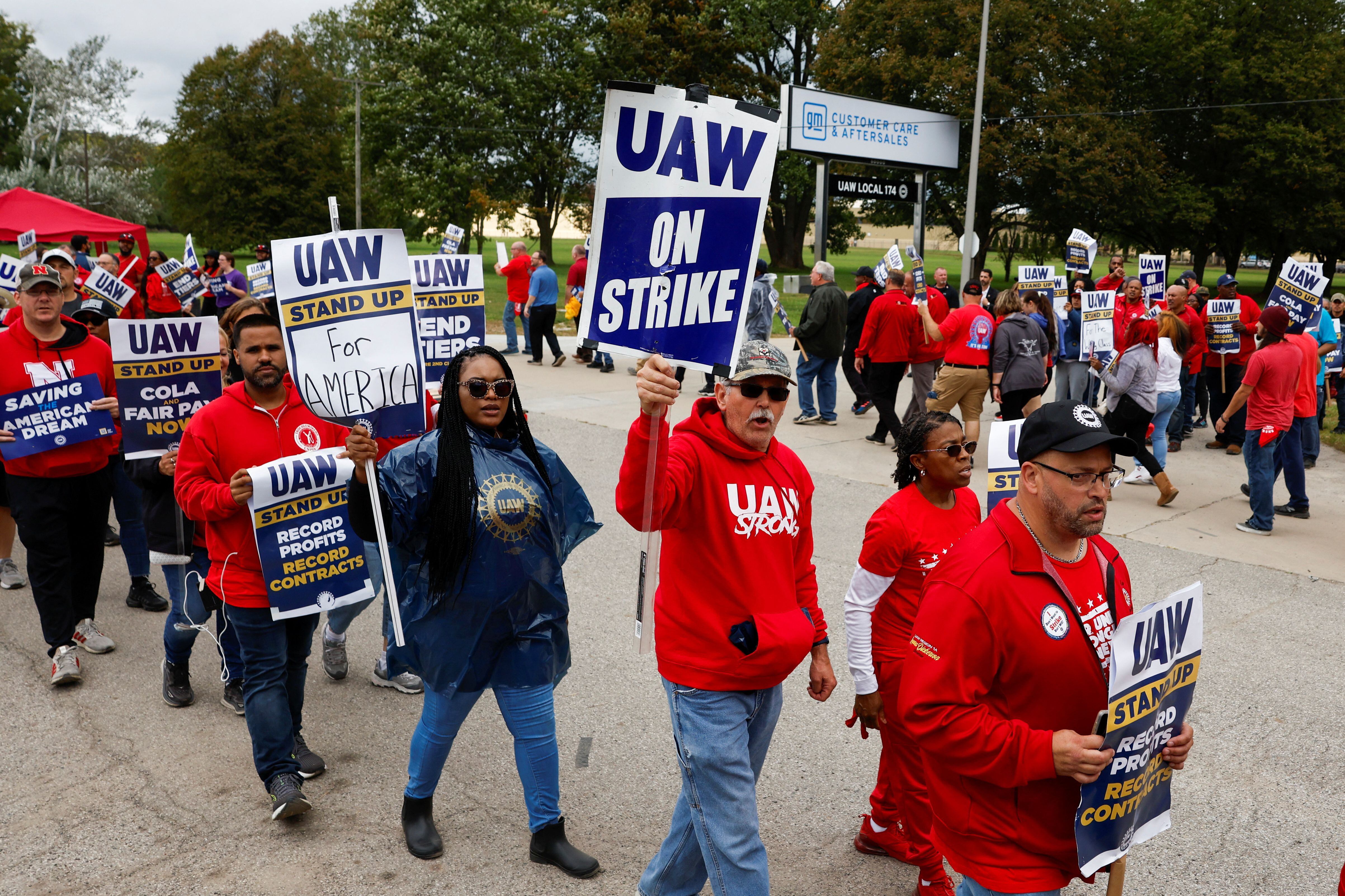 Miembros en huelga del piquete de United Auto Workers (UAW) frente al Centro de Distribución Willow Run de GM, en Bellville, (Condado de Wayne, Michigan).
