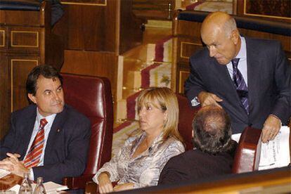 Josep Antoni Duran i Lleida (a la derecha, de pie) conversa con el líder de ERC, Josep-Lluis Carod Rovira (de espaldas).