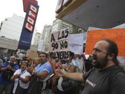 Argentinos protestan en contra de la subida de precios y la especulación en el país frente a un supermercado de Buenos Aires (Argentina).