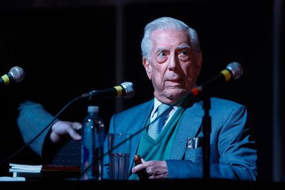 El escritor Mario Vargas Llosa en una exposición durante la 46ª edición de la Feria del Libro de Buenos Aires.