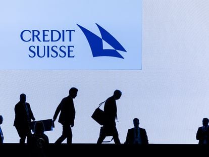 El CEO del banco suizo Credit Suisse, Ulrich Koerner, abandona el escenario tras la reunión anual de accionistas del grupo bancario suizo en Zúrich, Suiza, el 04 de abril de 2023.