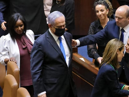 Naftali Bennett, nuevo primer ministro israelí, saludaba ayer a Benjamín Netanyahu en la Kneset (Parlamento), en Jerusalén.