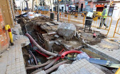 Estado de una de las calles del Poblenou, donde técnicos de Gas Natural trabajan para restablecer el suministro de combustible.