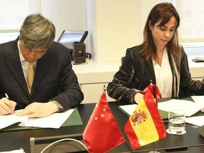 El presidente de China Railway, Lu Dongfu, junto a la presidenta de Adif, Isabel Pardo.