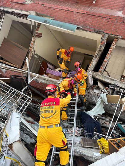今週水曜日、花蓮（台湾東部）で数人の消防士が倒壊した建物の瓦礫の中から負傷者の捜索を行った。 