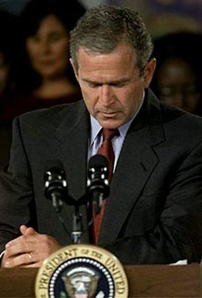 El presidente George Bush, apesadumbrado, durante su comparecencia ante los medios de comunicación.