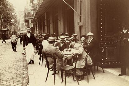 Imagen de un café en La Rambla a principios del siglo XX.