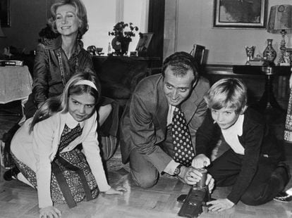 8 de febrero de 1976. El rey Juan Carlos y la reina Sofía juegan con sus hijos, el príncipe Felipe y la infanta Cristina en el palacio de la Zarzuela.