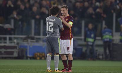 Marcelo y Totti se saludan tras el partido.
