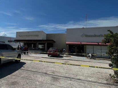 La sucursal de Starbucks donde fue asesinado el empresario David González, en Tulum, Estado de Quintana Roo.