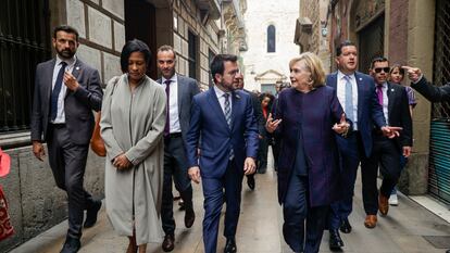La exsecretaria de Estado de EE UU, Hillary Clinton, camina con el 'president' Pere Aragonès por el centro de Barcelona, este viernes.