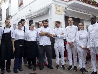 Parte del equipo del restaurante Skina de Marbella, ante el local.