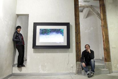 Nuria Carrasco y Ramón Mateos con uno de los monitores en los que se proyecta su obra <i>Alguien ahí.</i>