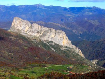Pe&ntilde;a Cigal con el pueblo de Caloca a sus pies, en los Picos de Europa.