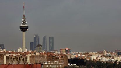 La boina de Madrid sobre el edificio de Torrespaña y las cuatro Torres, el 10 de febrero de 2022.