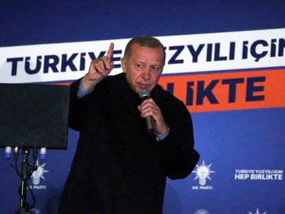 Recep Tayyip Erdogan se dirige a sus seguidores tras las elecciones de este domingo.