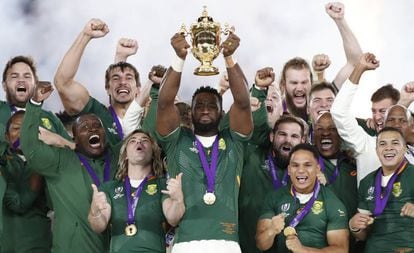 Siya Kolisi levanta el trofeo de campeón del mundo de rugby.