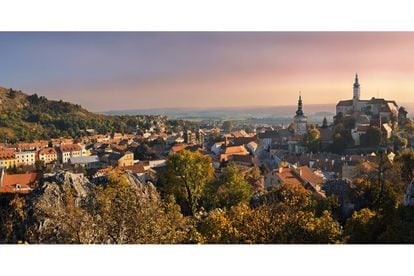 Imponente sobre una roca, el castillo, que empezó siendo residencia de los Liechtenstein y terminó en manos de la familia Diestrichstein, domina Míkulov, población de algo más de 7.000 habitantes en Moravia del Sur, en la frontera con la Baja Austria. El ejército nazi le prendió fuego antes de retirarse en 1945, pero fue reconstruida en los años 50 y convertida en museo regional, con interesantes exposiciones. El entorno natural invita además al ocio activo; también su gran tradición vitivinícola.