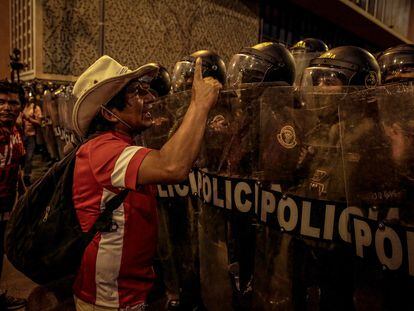 Un manifestante increpa a policías antidisturbios en el centro de Lima (Perú), el pasado 4 de febrero.