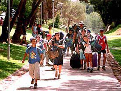 Un grupo de niños se dirige, ayer, a Can Mateu, en Vilanova de Sau (Barcelona),