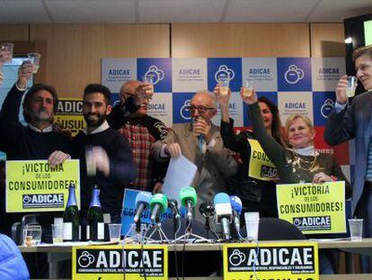El equipo directivo de Adicae brinda esta mañana en su sede tras conocer la decisión del Tribunal de la Unión Europea de eliminar las cláusulas suelo.