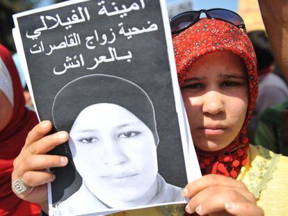 Hamida, hermana de Amina Filali, muestra una imagen de la fallecida.