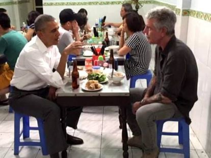 Obama cena con el chef Anthony Bourdain en Vietnam.