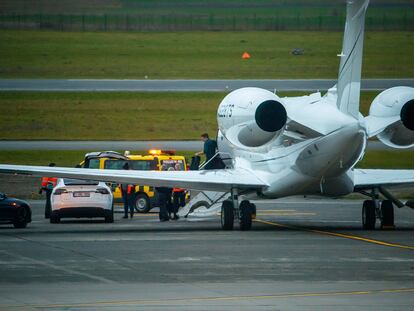 Elon Musk baja de su avión privado en Ostende, en 2019.
