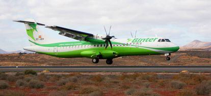 Un avión de Binter, hoy operado por Canarias Airlines, toma tierra en el aeropuerto de Lanzarote. 