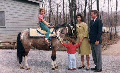 El expresidente de Estados Unidos John F. Kennedy con su familia en 1963.