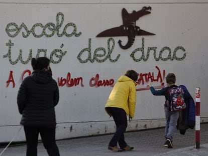 Una pintada a favor de la inmersión lingüística en la fachada de la escuela Turó del Drac de Canet (Barcelona).