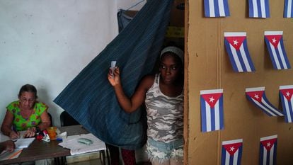 Una mujer sale de una cabina, tras votar en La Habana.