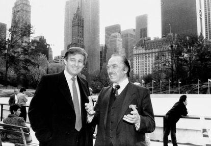 El magnate posa con su padre en la inauguración de la pista de hielo de Central Park en 1987