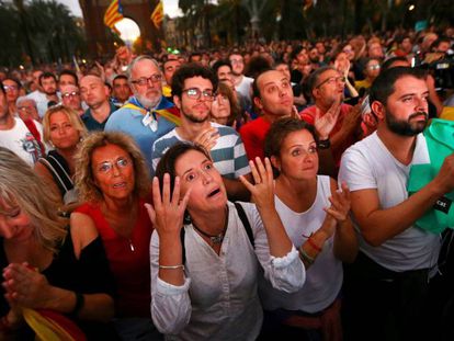 Reacciones en el Paseo de Lluís Companys a la suspensión de la declaración unilateral de independencia en octubre de 2017.