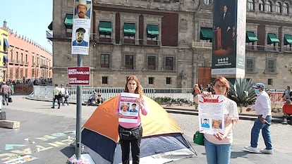 Ivette Morales Lagunes y Raquel Camacho Lagunes, primas del activista, en un plantón a las afueras de Palacio Nacional para exigir la aparición de Díaz y Lagunes, en Ciudad de México, el 18 de enero de 2023.