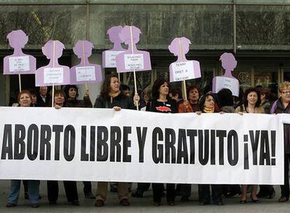 Mujeres que se autoinculparon de aborto protestan en febrero ante los juzgados de Valencia.