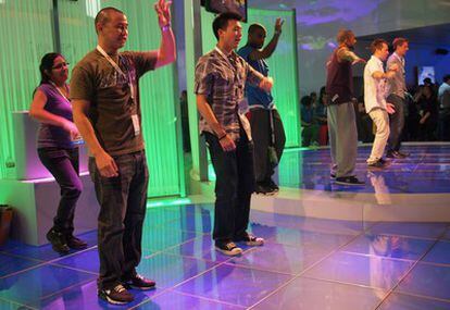 Público de la feria E3 juega con Kinect.
