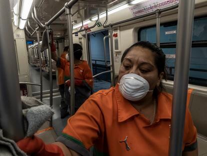 Personal especial de sanidad del sistema Metro trabaja limpiando y desinfectando uno de los 316 trenes en Ciudad de México.