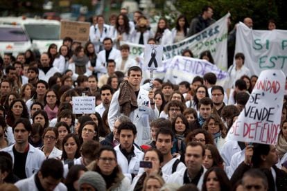 Concentración del personal sanitario a favor de la sanidad pública en el exterior del Hospital de La Paz, a finales de octubre. 
