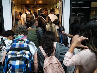 Acumulación de pasajeros en los trenes de Rodalies debido a la avería en Gavà, el pasado 3 de mayo.