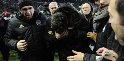Oscar Garcia Junyent, tras ser alcanzado en la cara por un rollo depapel en el estadio Toumba de Tesalónica.