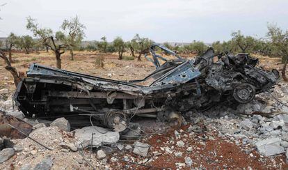 Restos de un vehículo entre los escombros donde se desarrolló la operación contra Al-Bagdadi, en Siria.