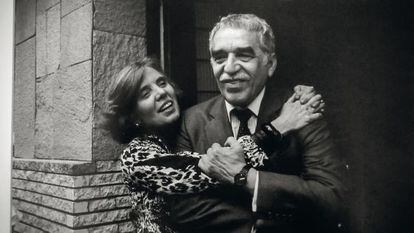 Elena Poniatowska con Gabriel García Márquez, en una foto de su álbum personal.