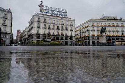 La Puerta del Sol, un día de lluvia durante el estado de alarma.