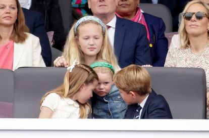 Savannah Phillips (hija de Peter, hijo de la princesa Ana y nieto mayor de la reina) observa a sus prima Mia Tindall (hija de Zara Tindall, a la derecha de la imagen, y nieta de la princesa Ana) murmurar junto a sus primos Carlota y Jorge de Cambridge.