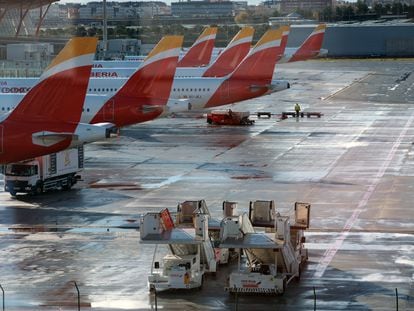 Aviones de Iberia junto a la Terminal 4 de Madrid Barajas el pasado 5 de enero, primer día de la huelga del 'handling' en la compañía.